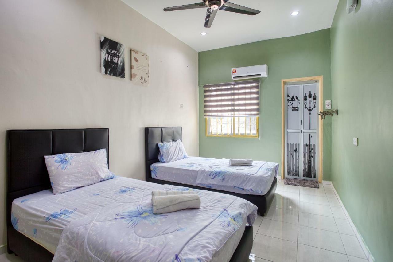 Gunung View Homestay 10 To 12 Pax Near Sunway Tambun อิโปห์ ภายนอก รูปภาพ